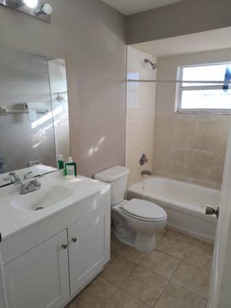 $1,200 / 2br - 672ft2 - Ready to Move in 2/1 Apartment with Washer & Dryer (Cape Coral)64151007025409121