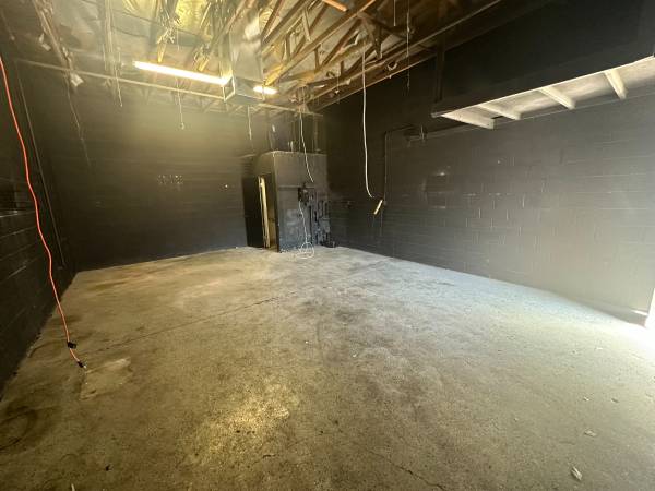 $1,595 / 1100ft2 - SMALL INTERIOR INDUSTRIAL WORKSHOP W/ DOCK ACCESS (28TH AVENUE & INDIAN SCHOOL)64024824636547121