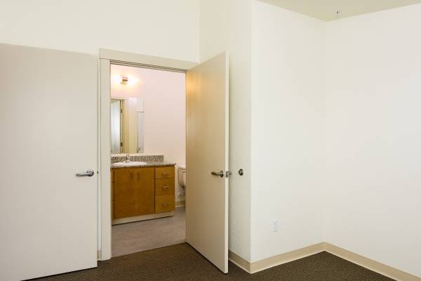 $1,700 / 2br - 920ft2 - Top Floor 2 Bedroom 2 Bathroom! Ready Now! $170063977276943107121