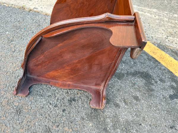 Par de estantes de esquina tallados a mano en madera de caoba con trama decorativa - $3.290 (Fairfax)63471432045313123