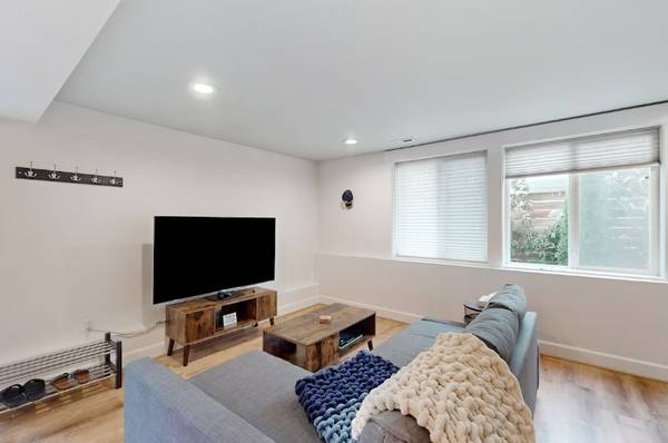 $139 / 1br - House with rear garden & Green Lake around the corner (Seattle, WA)63659499752065122