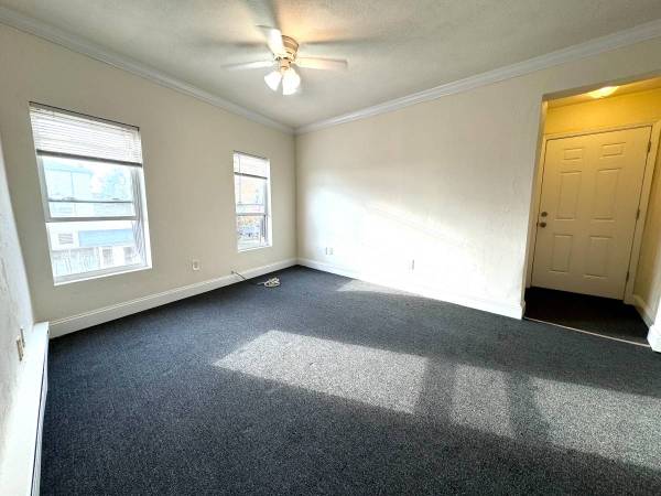 $2,300 / 1br - EVERETT SUNNY 1 BEDROOM. CLOSE TO BUS, T, & BOSTON! NO FEE! (EVERETT)63655319411841124
