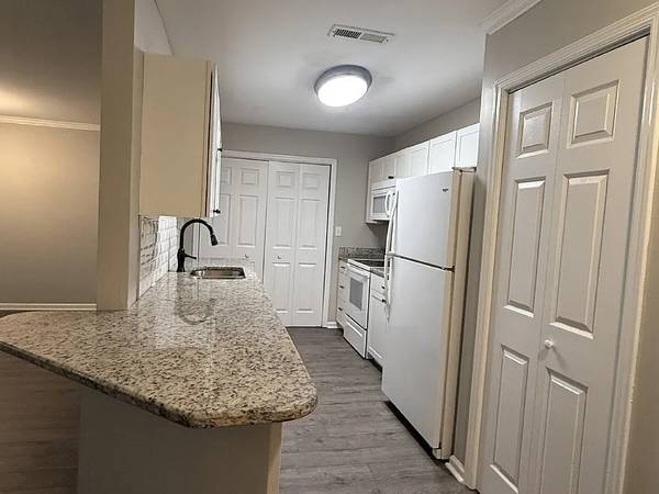 $1,200 / 2br - 1469ft2 - "Charming 2-Bedroom Condo~~ (Huntsville)63984807657475122