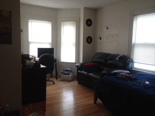 $1,099 / 4br - 140ft2 - 2 rooms in 4bed 1bath walk to school and Jackson sq (Jackson sq - orange line - longwood-NEU, NEC, BU medical)63856447212929120
