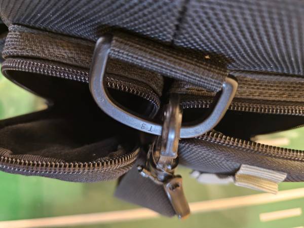Targus Bolsa para Cámara y Videocámara Azul - Negro 10x7x7 con Correa para Hombro - $15 (Eureka)62961762172801124