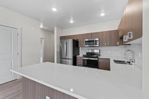 $1,692 / 2br - 905ft2 - Exclusive High Ceilings & Smart Tech in Sophisticated 2 BR (Downtown Meridian)63794895797633123