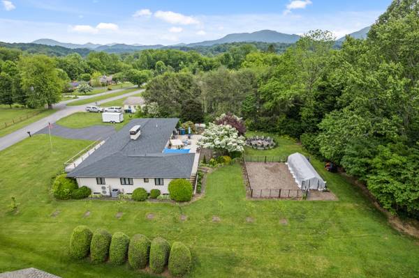 $1,150,000 / 5br - 4700ft2 - 5/4 Mountain Luxury - 225 Valley View (Waynesville)64029375281154124