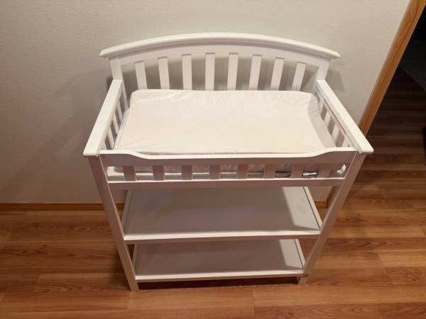 Graco Changing Table 1