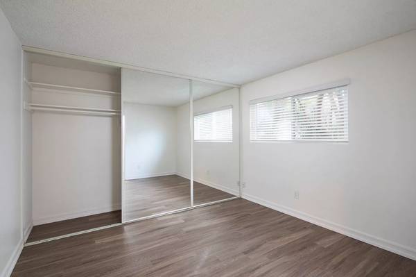 $3,395 / 2br - Beautiful 2 Br Apartment in Crown Point with Parking and Pool! (San Diego)63819410476545124