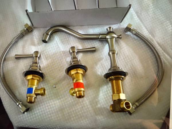 Chrome Bathroom Faucet Set 1