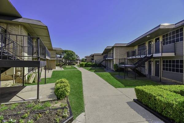 $1,250 / 2br - 1028ft2 - Pantry, Wood-style Flooring, Oven (1109 N Carrier Pkwy, Grand Prairie, TX)63796555762433122