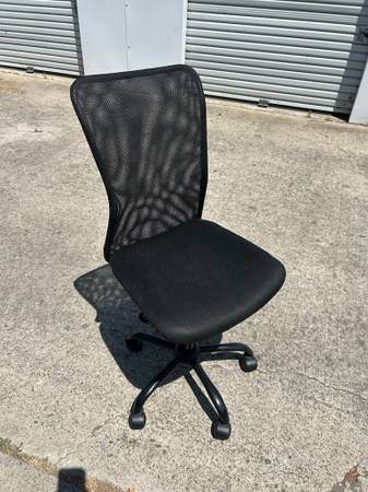 Nice adjustable large mesh back office chair 1
