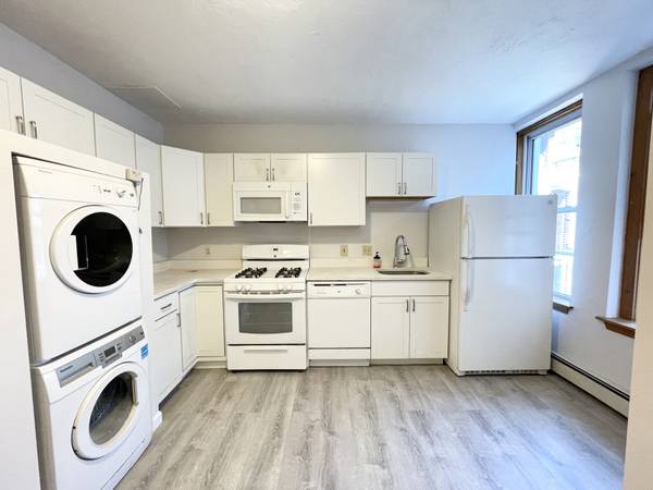 $5,250 / 4br - Amplio 4 habitaciones 1 baño en North St SIN COMISIÓN 9/1 (North End)63690775328385120