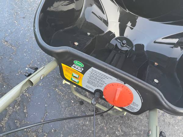Scotts 46 lb Pro EdgeGuard esparcidor de fertilizante, como nuevo - $40 (Billerica)63471241065217123