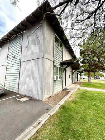 Recently Updated 2 Bed, 1.5 Bath Townhome Near Downtown Redmond 1632 S 1