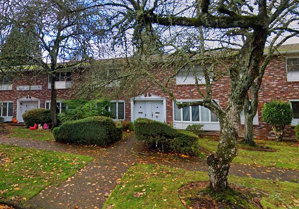 $1,410 / 2br - Cómodo de 2 habitaciones + plazas de aparcamiento >> Cerca de los terrenos de la Feria Estatal de Oregón (Salem Sur)63660412732931124