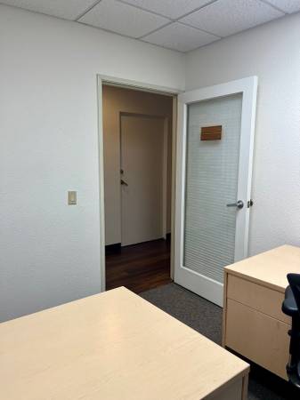 $395 / 110 pies² - Suite de oficina ejecutiva disponible – ¡Al lado del océano! (Pacific Beach)63621323067651124