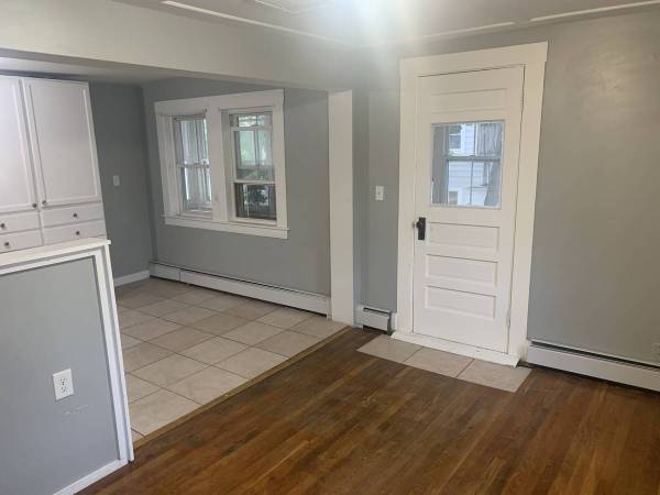 $1,750 / 2br - 1500ft2 - Heat Included! Large Unit + Quiet Street (Somersworth)63656212136193123