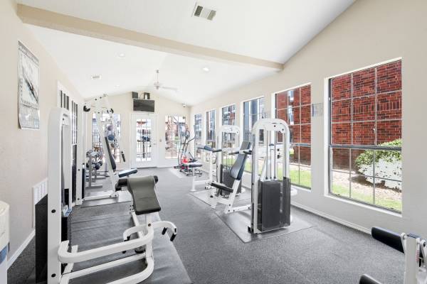 $1,099 / 2br - 935ft2 - Dos dormitorios y dos baños con techos abovedados! (6350 Meadowvista Dr.)64036537781761120