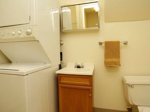 $1.219 / 3 habitaciones - 1040ft² - 🍉 3 habitaciones/2 baños listas para el verano: dos baños completos y espacio para moverse (2609 Bow Court, South Bend, IN)62977636263171123