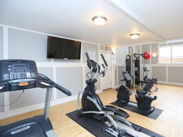 $1,085 / 2 habitaciones - 750 pies² - Supera el calor del verano con nuestra refrescante piscina63658129565825121