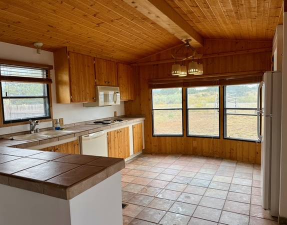 $1,600 / 1br - 1200ft2 - Scenic Adobe House 20 minutes from Santa Fe- UTILITIES INCLUDED (Lamy)63659781570179121