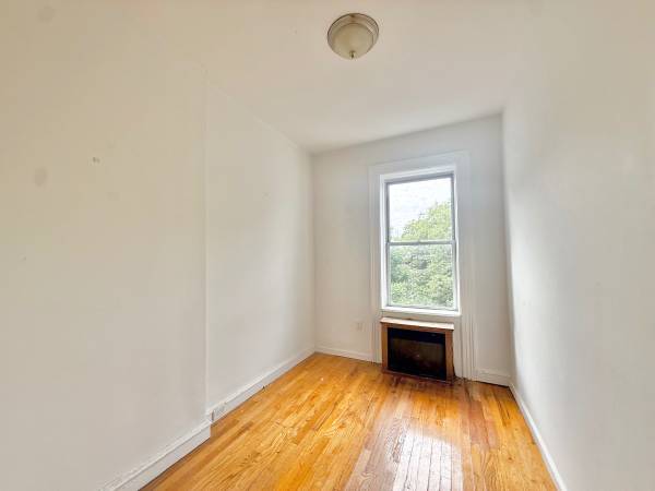 $3,700 / 4br - Spacious 4 Bed 1 Bath w/ Skylight (Crownheights)63854287788033124