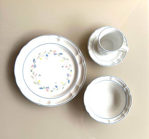 Floral Expressions - Hand Decorated Stoneware - Safe in Dishwasher, Fr 1