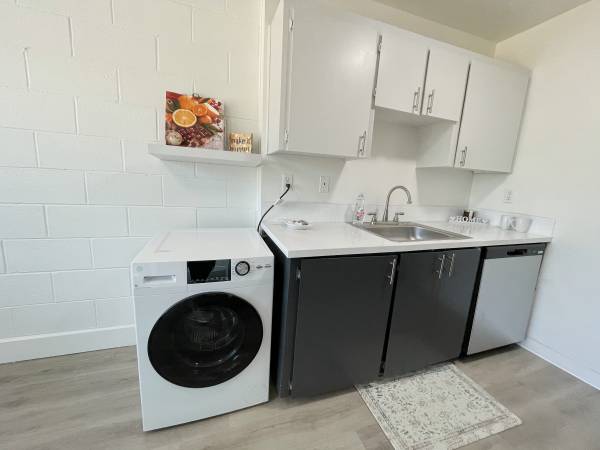 $1,495 / 2br - 700ft2 - Get $200 Off! Private Covered Balcony and In-Unit Laundry! (Aloha)63842022419587122