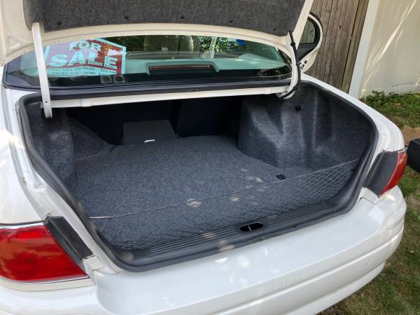 Sedán personalizado Buick Le Sabre 2005 - $6,500 (Maynard)63615358768513120