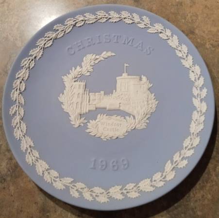 Wedgwood 1969 Christmas Plate: Windsor Castle - collectibles - by