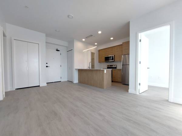 Bright Top Floor 1 Bed + Den | A/C, High ceilings & Gym - The Monarch 3