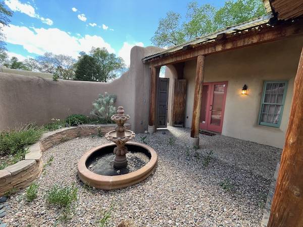 $2,500 / 2br - 1200ft2 - La Merceditas, Un Adobe Encantador en la Ciudad (Taos)63659781065857123