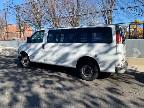 Chevy express van 2500 - $6,80063614469632259124