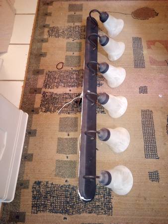 6 Bulb In-Line Wall Fixture - $25 (Madison)63471318522115123