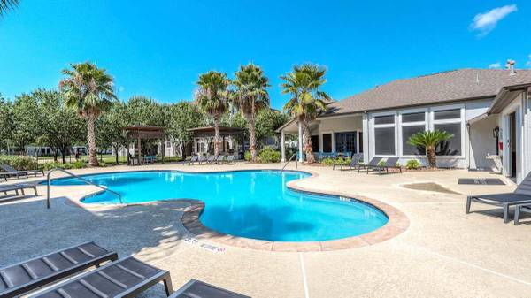 $1,345 / 2br - 1046ft2 - Enjoy Outdoor TV, Grilling & Cabanas-Your 2 BR Awaits (Conroe)63906677463683122