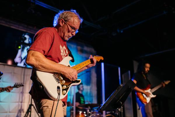 GUITAR LESSONS - Start Learning Guitar The Right Way 1