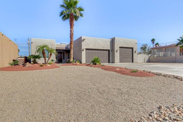 $170 / 4br - Modern Gem w/ Pool & Mtn Views in Lake Havasu City (Lake Havasu City)63813161960961123