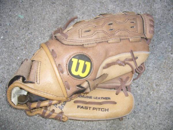 WILSON BASEBALL/SOFTBALL GLOVE 1