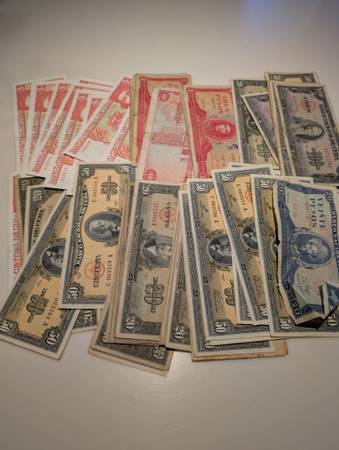 Big lot of Cuban bills. Has at least 20 bills signed el chr 1