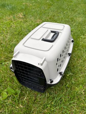 Plastic cat carrier 1
