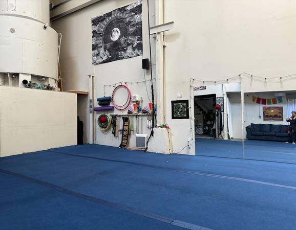$770 Room in Artistic Loft - $1060 - 200ft^2 (Coliseum Industrial)63847021730177124
