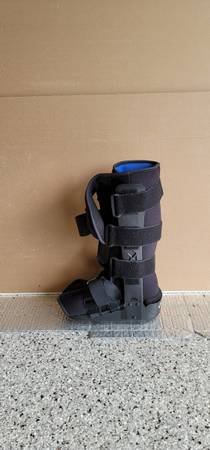 Breg Adjustable Air Cushion Orthopedic Recovery Boot 1