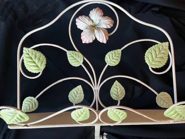 Stand: sheet music stand: adjustable, cream color, decorative 1