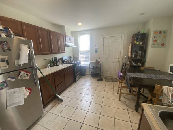 $1,095 / 1br - Row house 1 bedroom right behind Up-Down Arcade Bar! VIDEO TOUR! (Uptown)63990229920514121