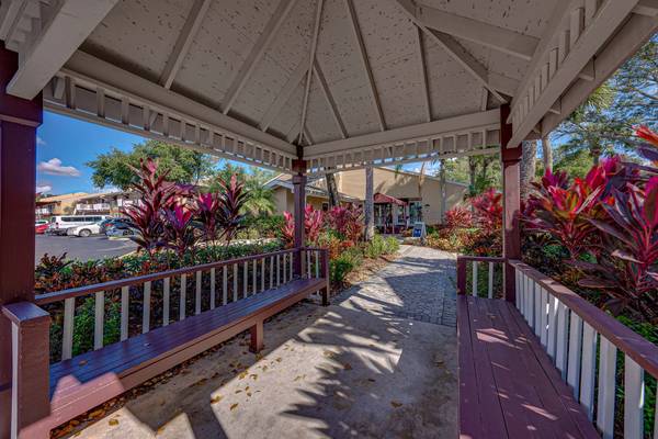 $1,504 / 1br - 600ft2 - Wood-Style Flooring, Walking Paths, Patio or Balcony (Wonderful lake view)63991086694403120
