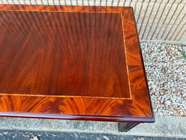 Mesa de centro Henkel Harris estilo Chippendale con incrustaciones de caoba y teca - $2.290 (Burke)63471432177153124