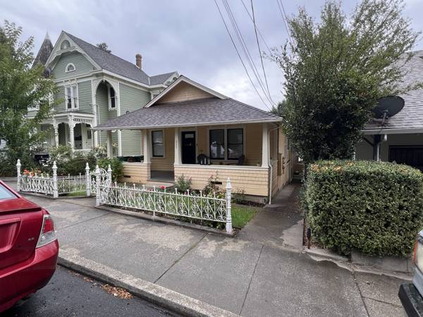 $1,995 / 2br - 963ft2 - Just Reduced!! 2-Bed 1-Bath Apt in Downtown, GV(225 S. Church St. #B) (Grass Valley)63952111515394120