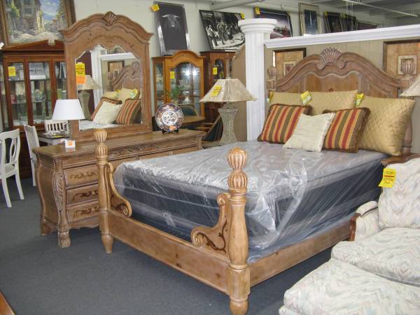4 Pc. QUEEN SIZE BEDROOM SET 1