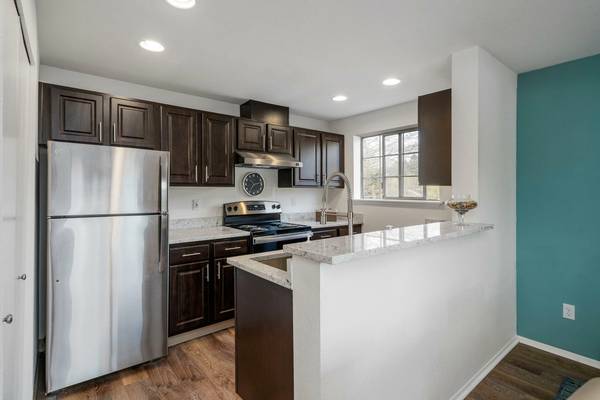 $1,670 / 1br - 662ft2 - Nine-Foot Ceilings, Island Breakfast Bars, 1B/1B63659613703683123